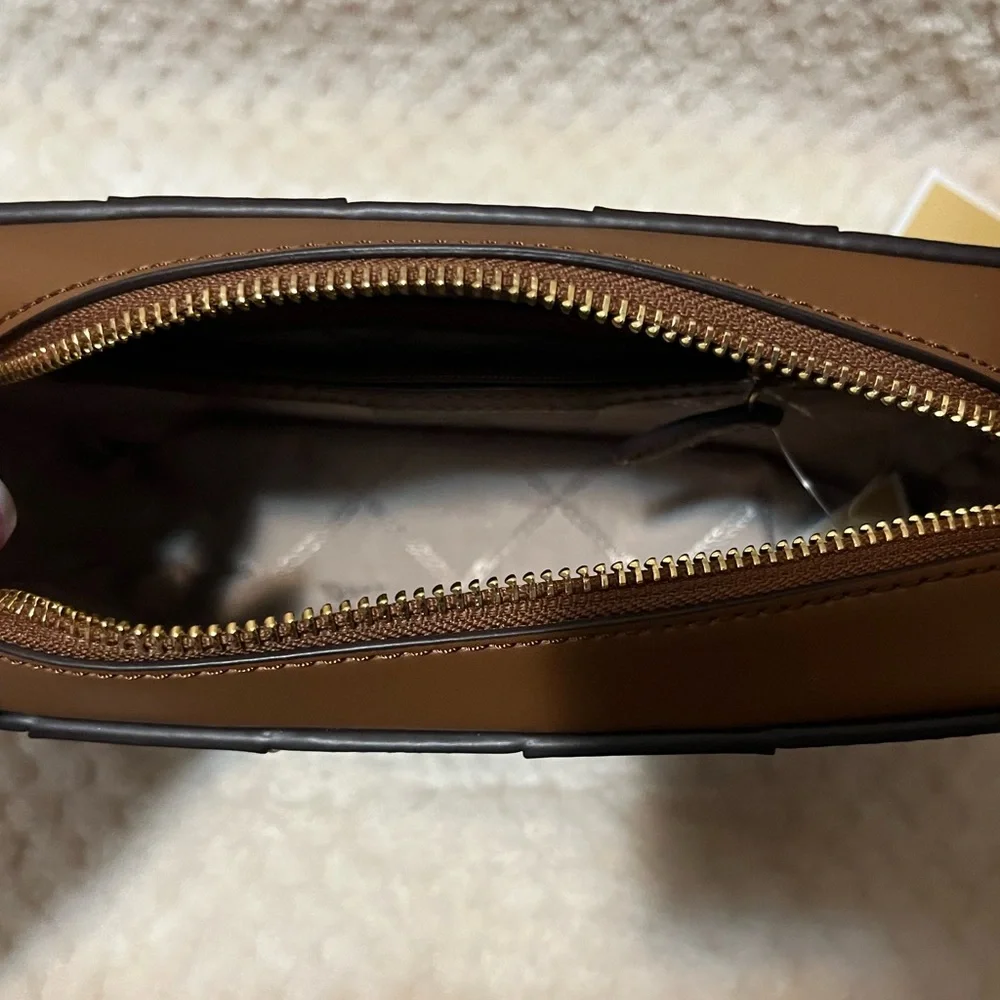 MICHAEL KORS JET SET MEDIUM CAMERA CROSSBODY BAG IN THE COLOR LUGGAGE NWT! - Picture 3 of 4
